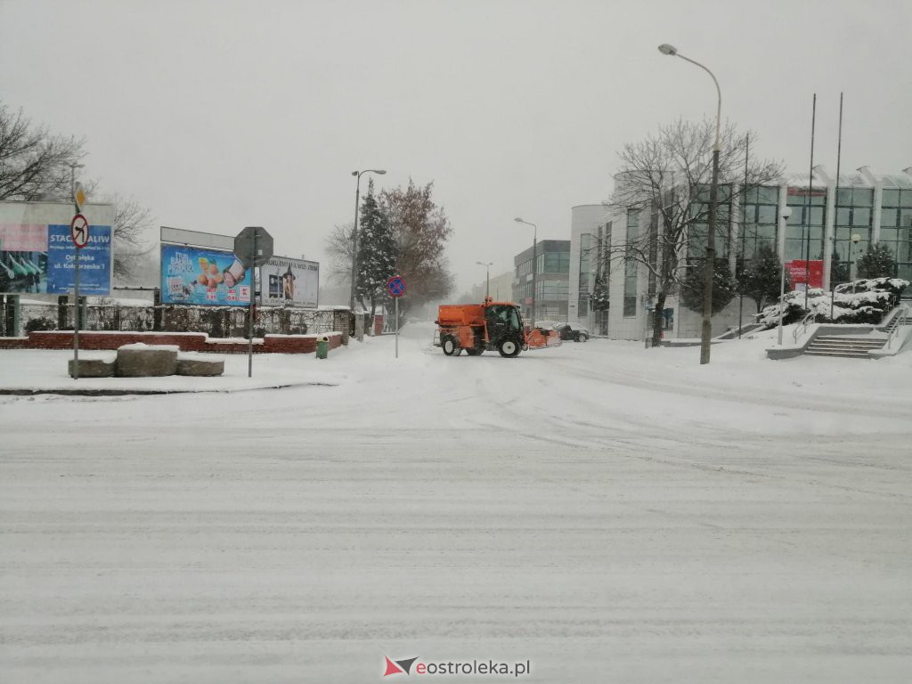 Ostrołęka przykryta białym puchem. Fatalne warunki drogowe [16.01.2021] - zdjęcie #4 - eOstroleka.pl