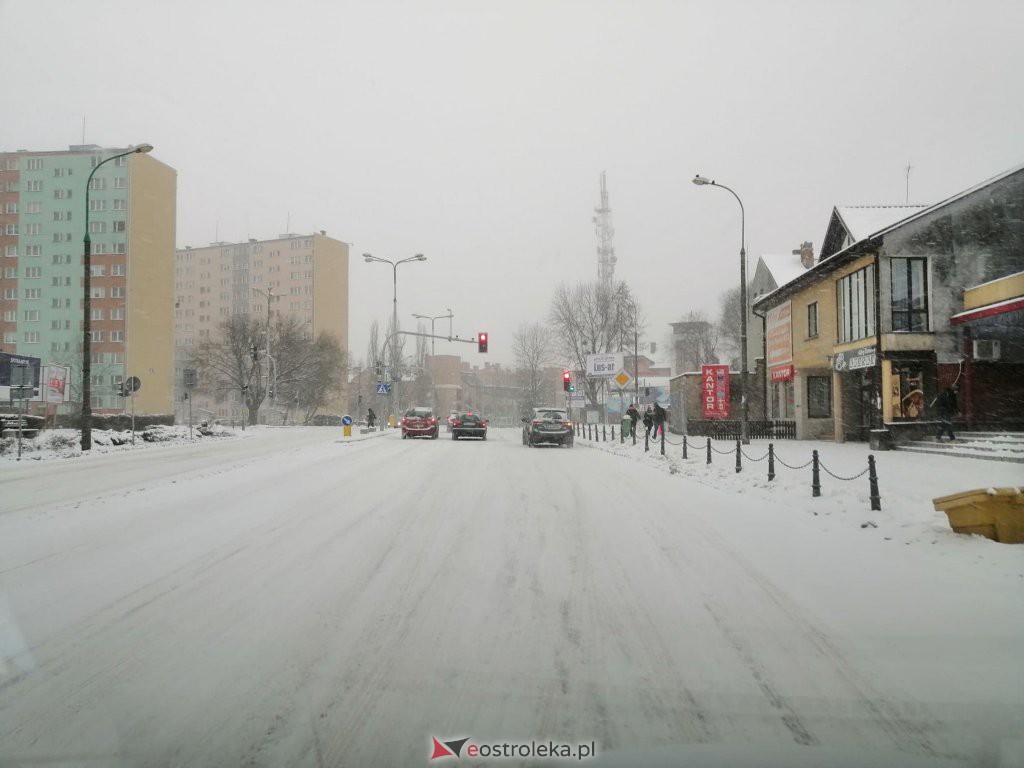 Ostrołęka przykryta białym puchem. Fatalne warunki drogowe [16.01.2021] - zdjęcie #5 - eOstroleka.pl