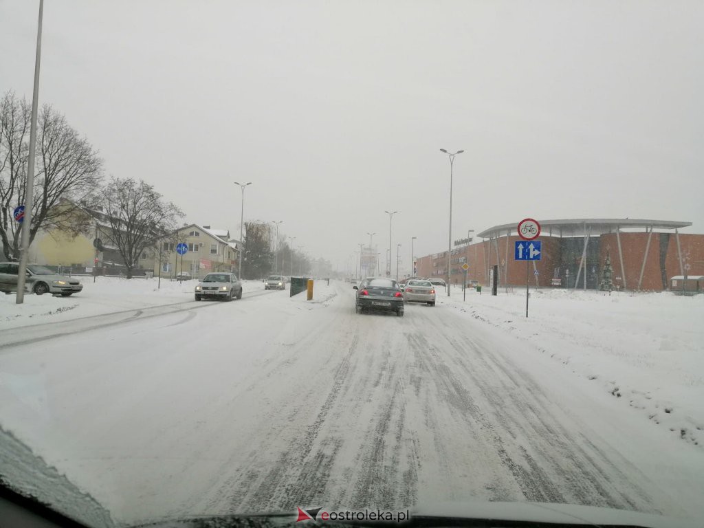 Ostrołęka przykryta białym puchem. Fatalne warunki drogowe [16.01.2021] - zdjęcie #6 - eOstroleka.pl