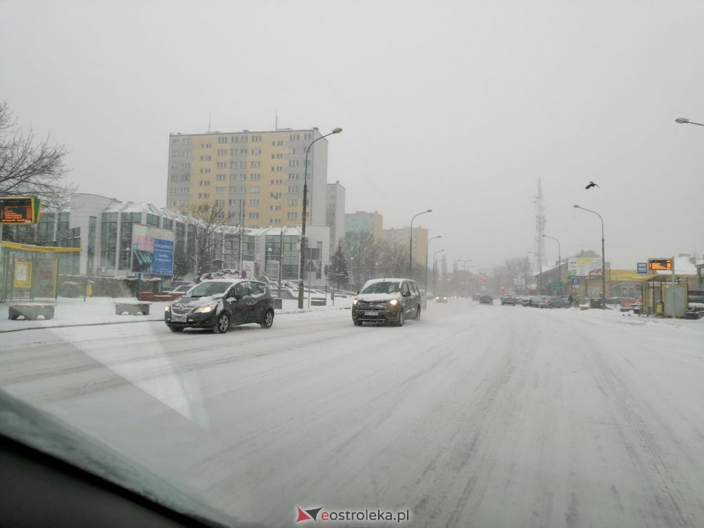 Ostrołęka przykryta białym puchem. Fatalne warunki drogowe [16.01.2021] - zdjęcie #7 - eOstroleka.pl
