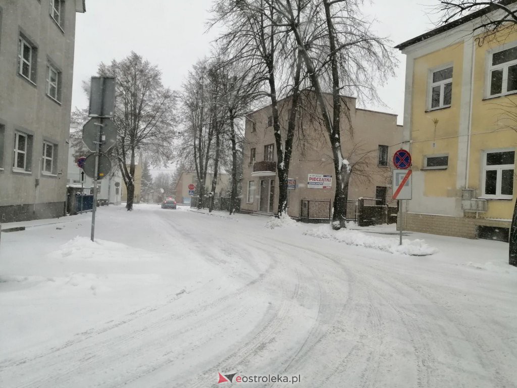 Ostrołęka przykryta białym puchem. Fatalne warunki drogowe [16.01.2021] - zdjęcie #8 - eOstroleka.pl