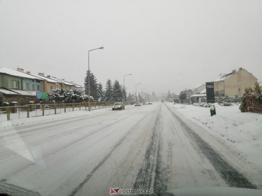 Ostrołęka przykryta białym puchem. Fatalne warunki drogowe [16.01.2021] - zdjęcie #9 - eOstroleka.pl