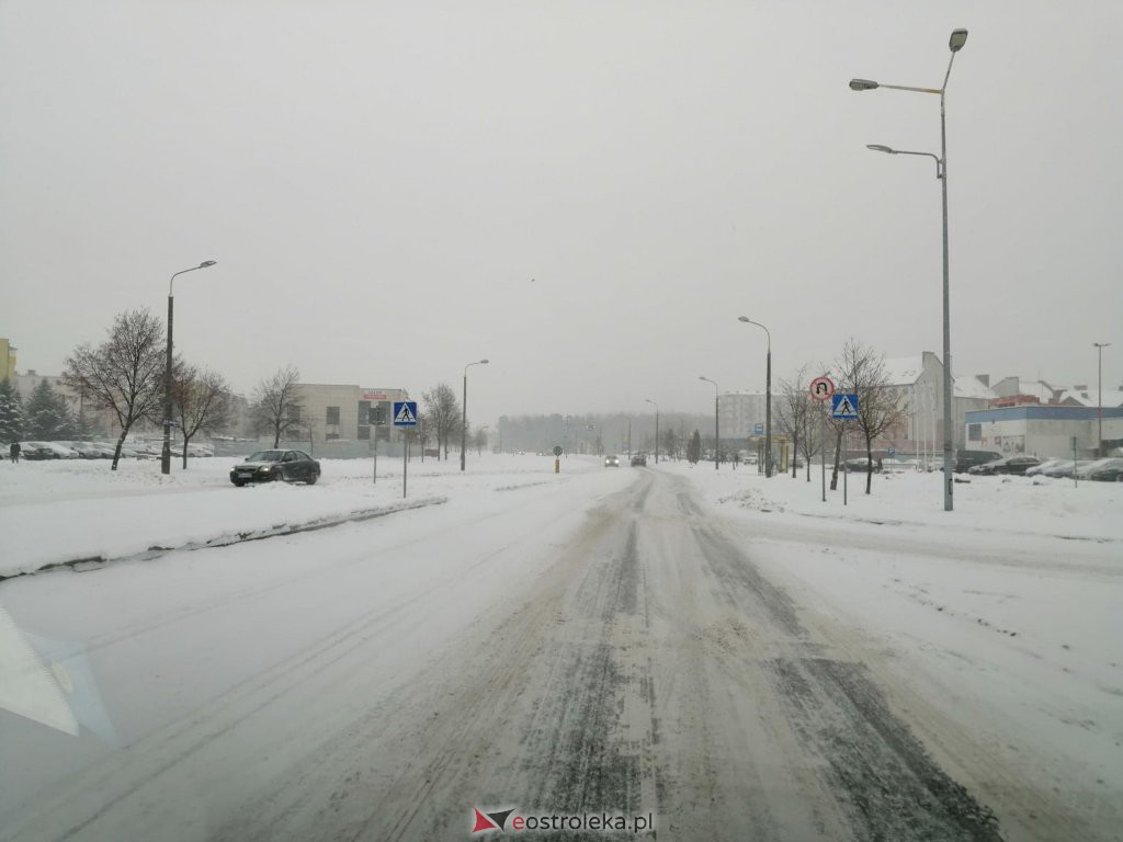 Ostrołęka przykryta białym puchem. Fatalne warunki drogowe [16.01.2021] - zdjęcie #10 - eOstroleka.pl