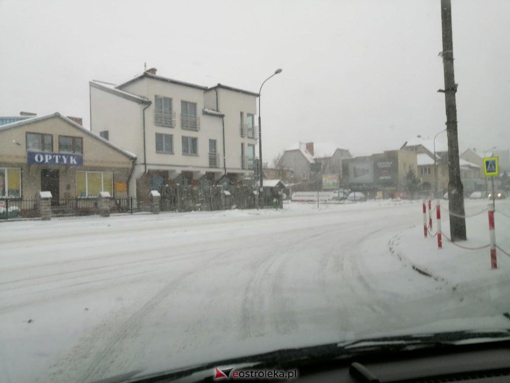 Ostrołęka przykryta białym puchem. Fatalne warunki drogowe [16.01.2021] - zdjęcie #11 - eOstroleka.pl