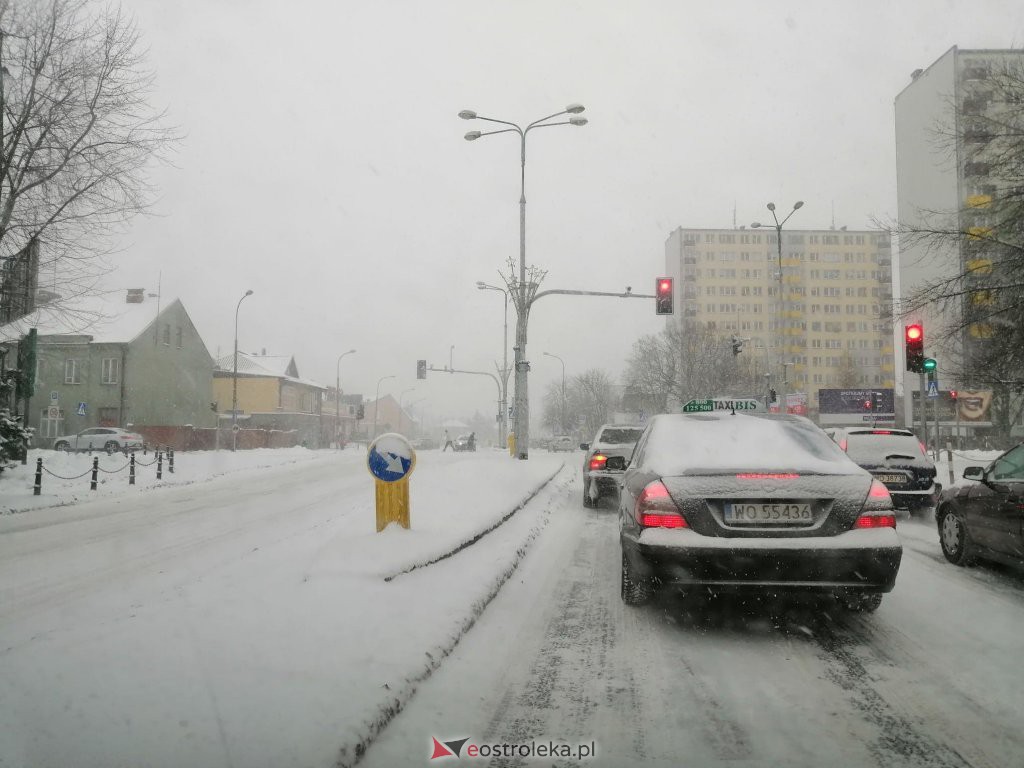 Ostrołęka przykryta białym puchem. Fatalne warunki drogowe [16.01.2021] - zdjęcie #12 - eOstroleka.pl
