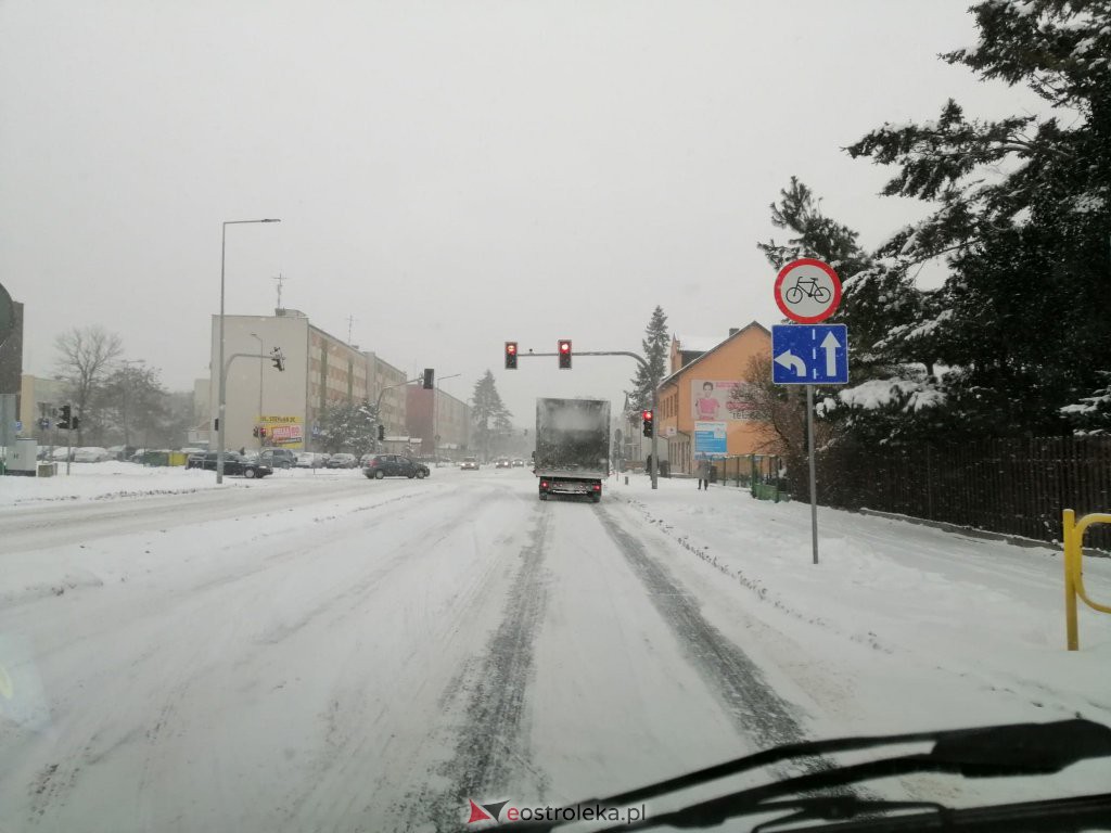 Ostrołęka przykryta białym puchem. Fatalne warunki drogowe [16.01.2021] - zdjęcie #14 - eOstroleka.pl