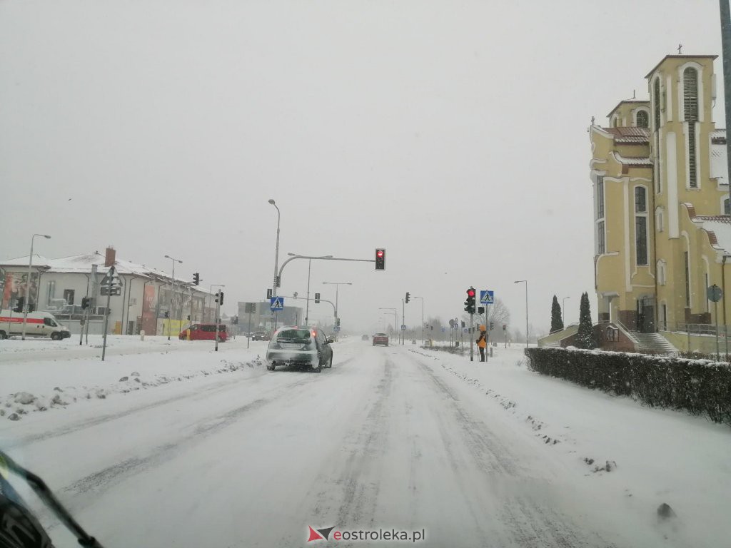 Ostrołęka przykryta białym puchem. Fatalne warunki drogowe [16.01.2021] - zdjęcie #15 - eOstroleka.pl