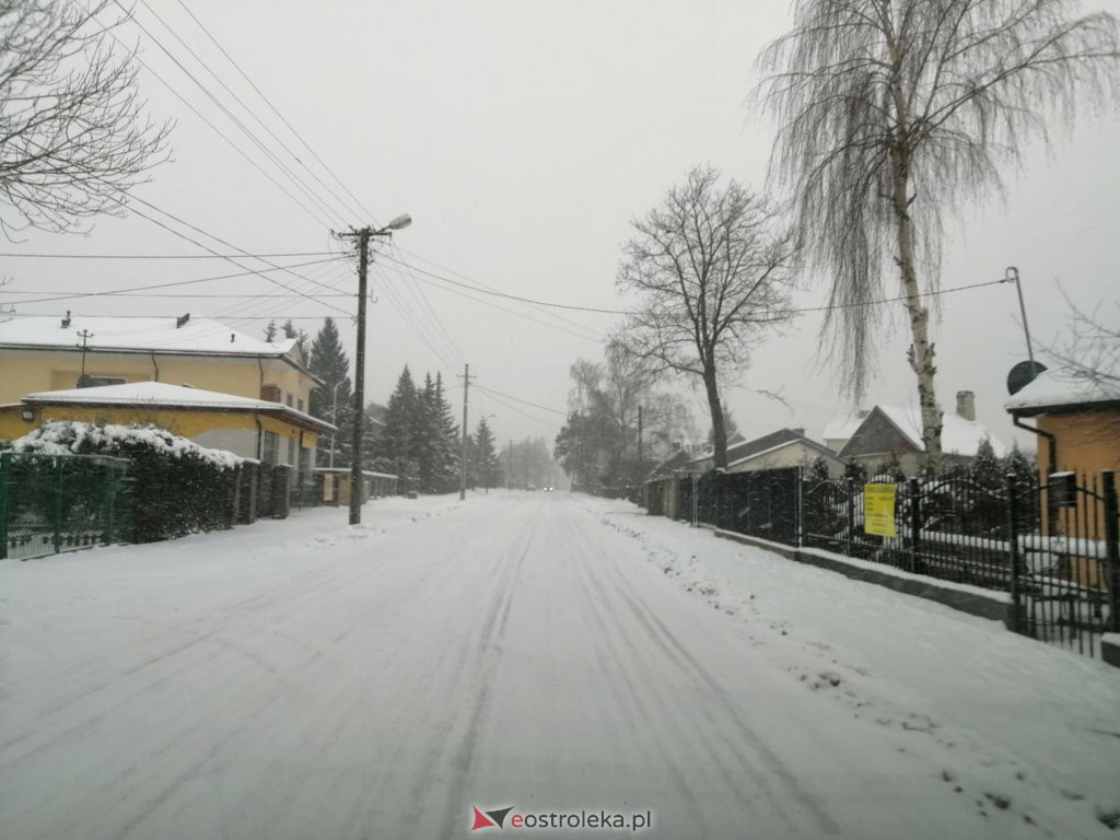 Ostrołęka przykryta białym puchem. Fatalne warunki drogowe [16.01.2021] - zdjęcie #16 - eOstroleka.pl