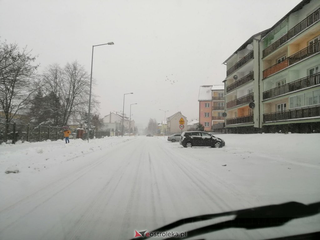 Ostrołęka przykryta białym puchem. Fatalne warunki drogowe [16.01.2021] - zdjęcie #17 - eOstroleka.pl