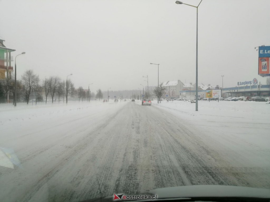 Ostrołęka przykryta białym puchem. Fatalne warunki drogowe [16.01.2021] - zdjęcie #18 - eOstroleka.pl