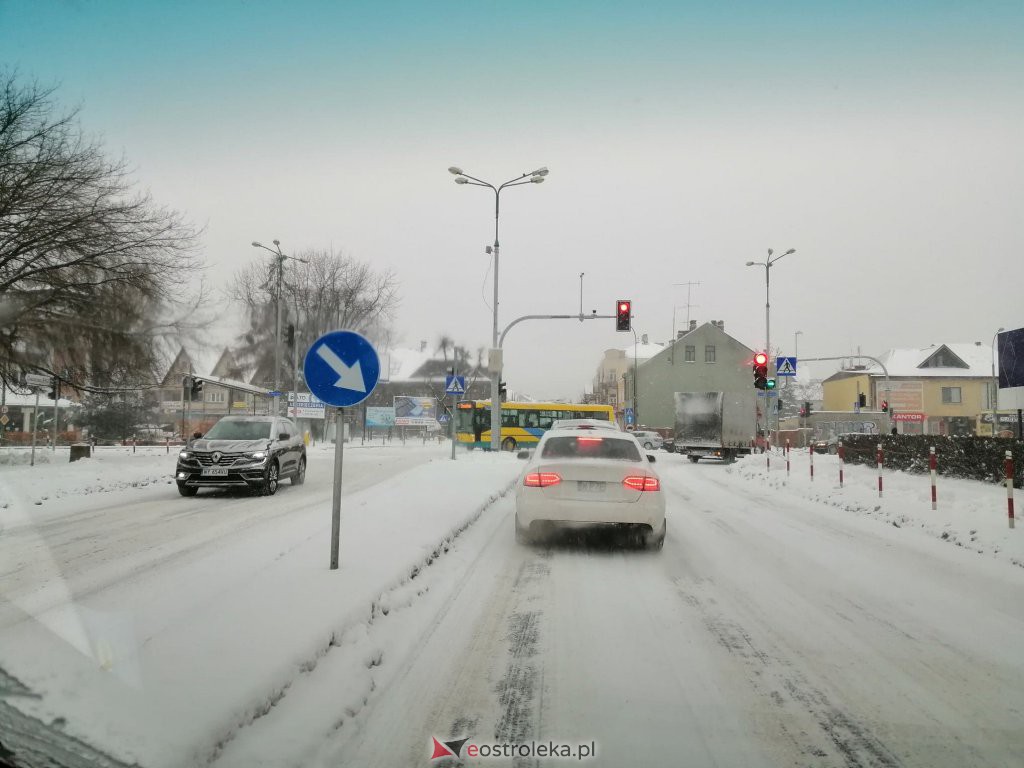 Ostrołęka przykryta białym puchem. Fatalne warunki drogowe [16.01.2021] - zdjęcie #19 - eOstroleka.pl