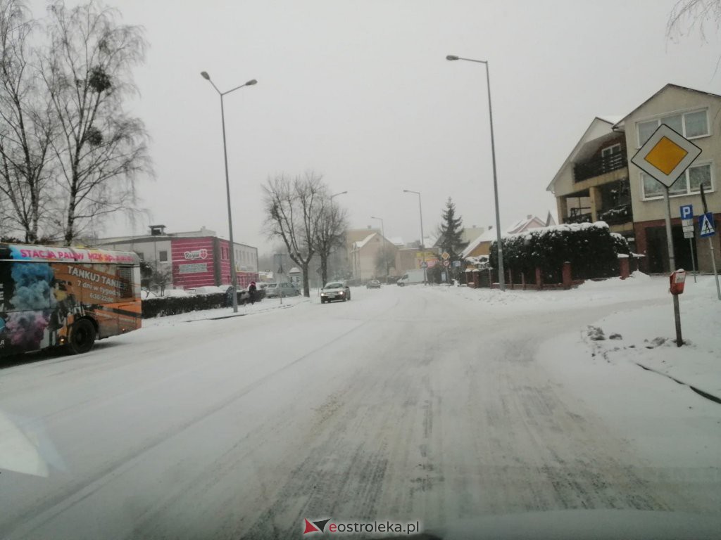 Ostrołęka przykryta białym puchem. Fatalne warunki drogowe [16.01.2021] - zdjęcie #20 - eOstroleka.pl
