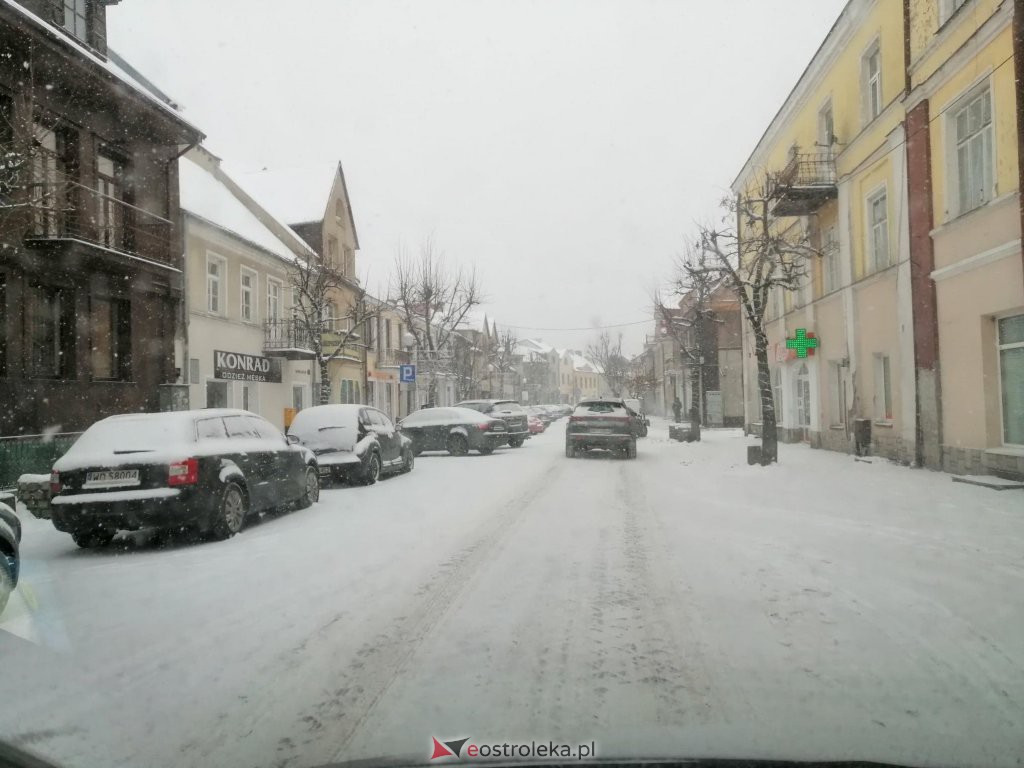 Ostrołęka przykryta białym puchem. Fatalne warunki drogowe [16.01.2021] - zdjęcie #21 - eOstroleka.pl