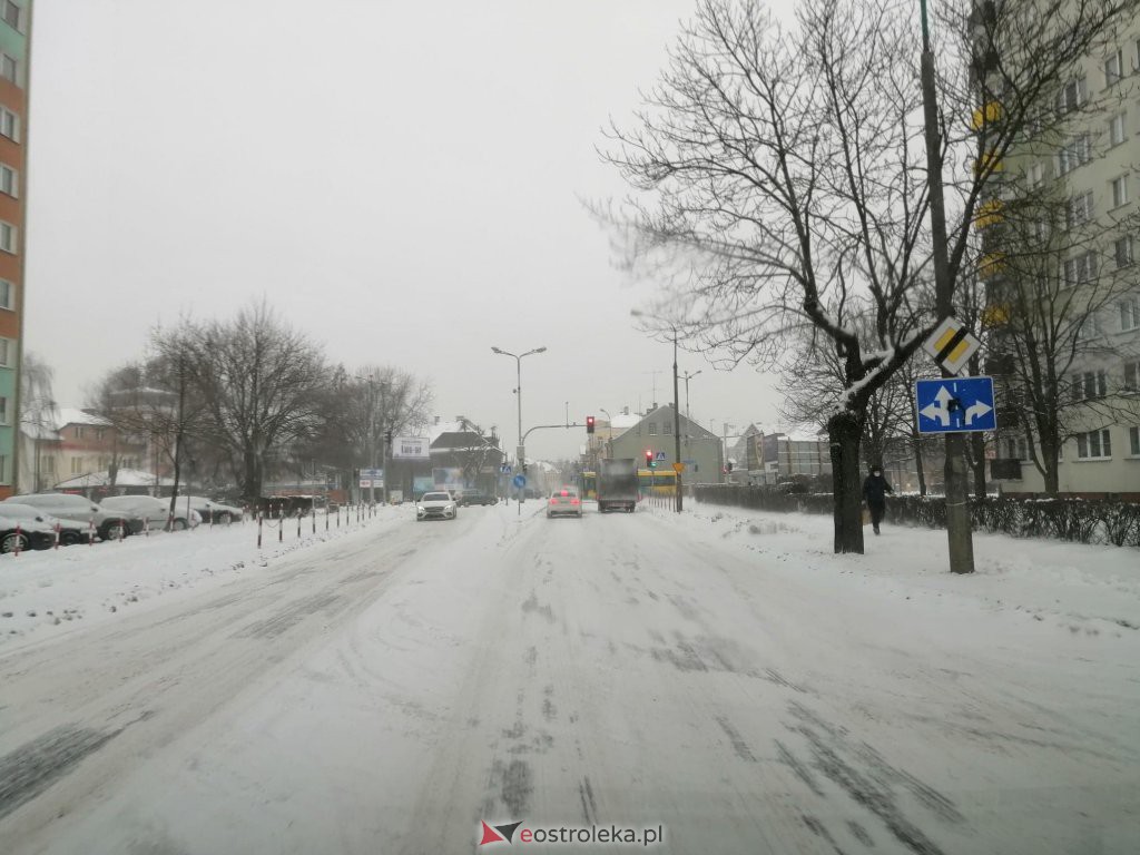 Ostrołęka przykryta białym puchem. Fatalne warunki drogowe [16.01.2021] - zdjęcie #22 - eOstroleka.pl