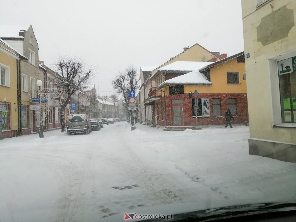 Ostrołęka przykryta białym puchem. Fatalne warunki drogowe [16.01.2021] - zdjęcie #23 - eOstroleka.pl