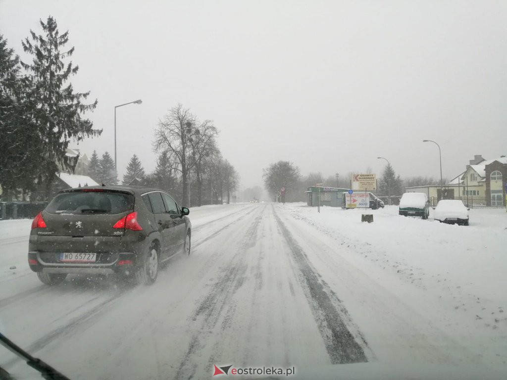 Ostrołęka przykryta białym puchem. Fatalne warunki drogowe [16.01.2021] - zdjęcie #24 - eOstroleka.pl