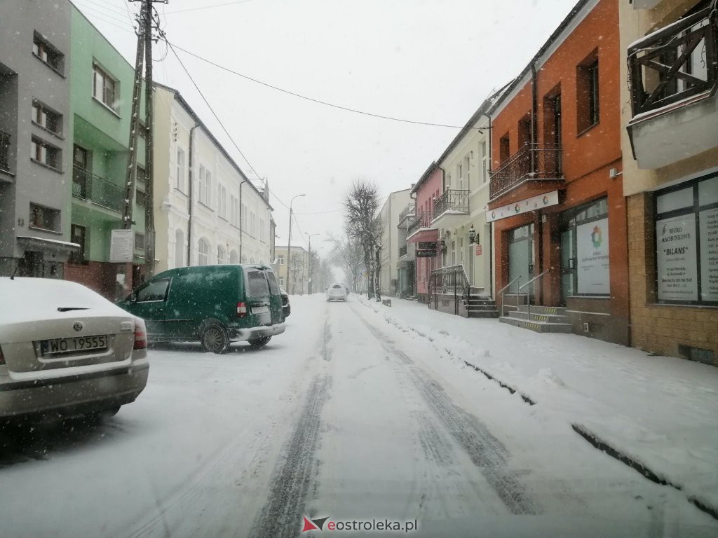 Ostrołęka przykryta białym puchem. Fatalne warunki drogowe [16.01.2021] - zdjęcie #25 - eOstroleka.pl