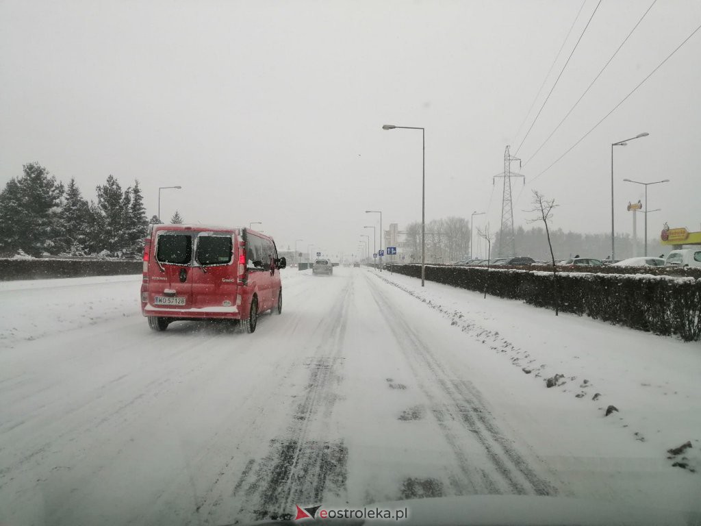 Ostrołęka przykryta białym puchem. Fatalne warunki drogowe [16.01.2021] - zdjęcie #26 - eOstroleka.pl