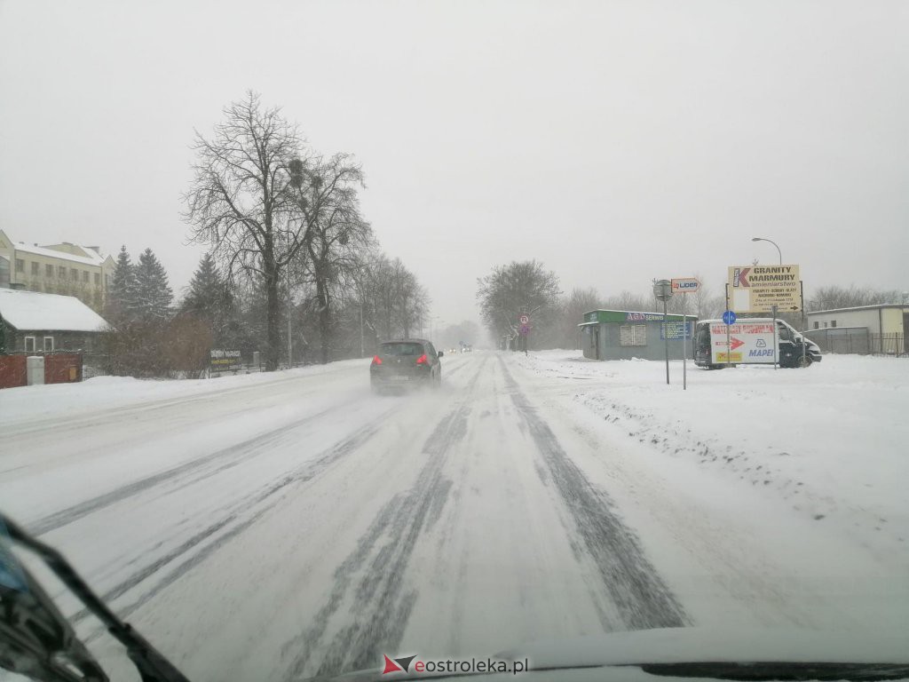 Ostrołęka przykryta białym puchem. Fatalne warunki drogowe [16.01.2021] - zdjęcie #27 - eOstroleka.pl