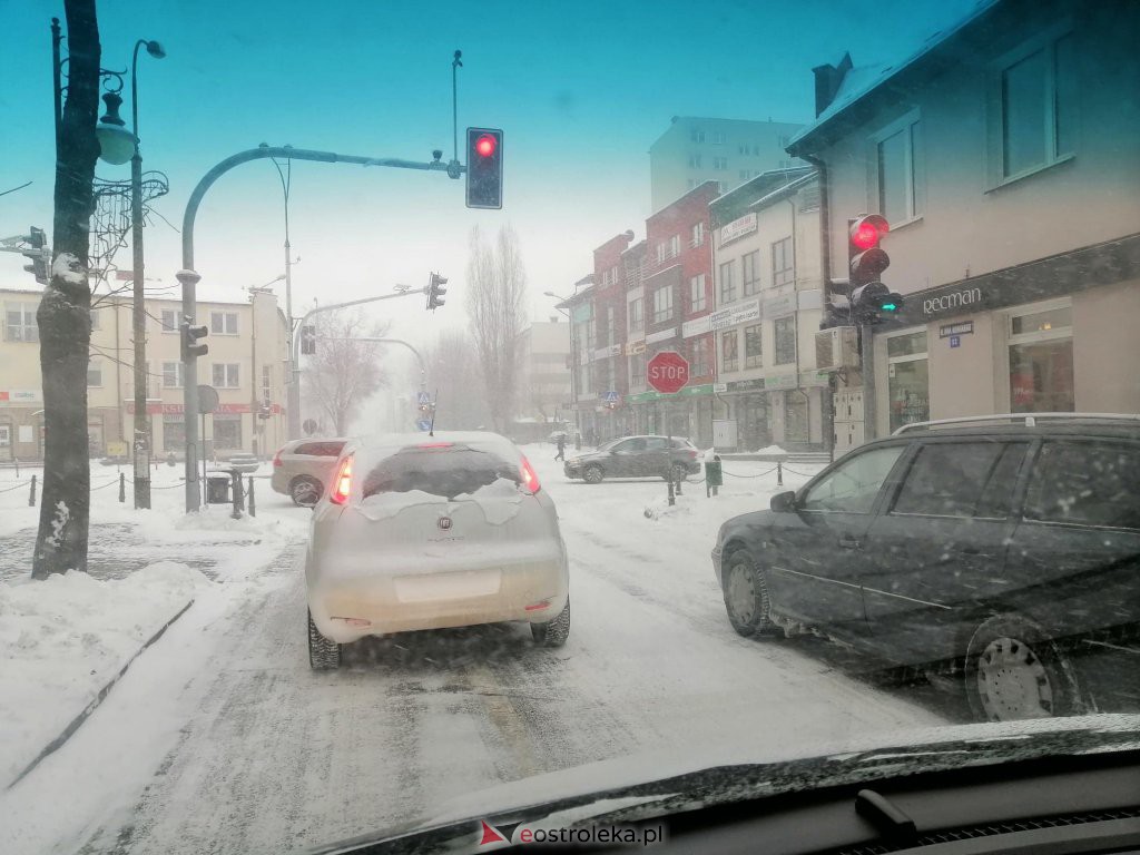 Ostrołęka przykryta białym puchem. Fatalne warunki drogowe [16.01.2021] - zdjęcie #28 - eOstroleka.pl