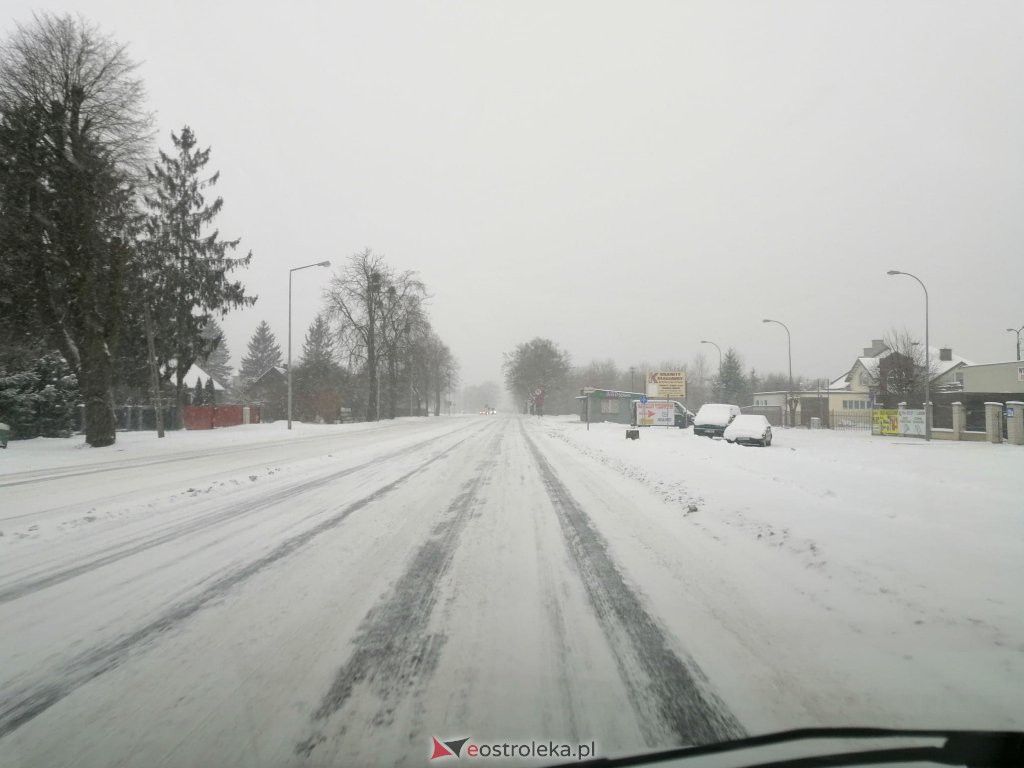 Ostrołęka przykryta białym puchem. Fatalne warunki drogowe [16.01.2021] - zdjęcie #29 - eOstroleka.pl