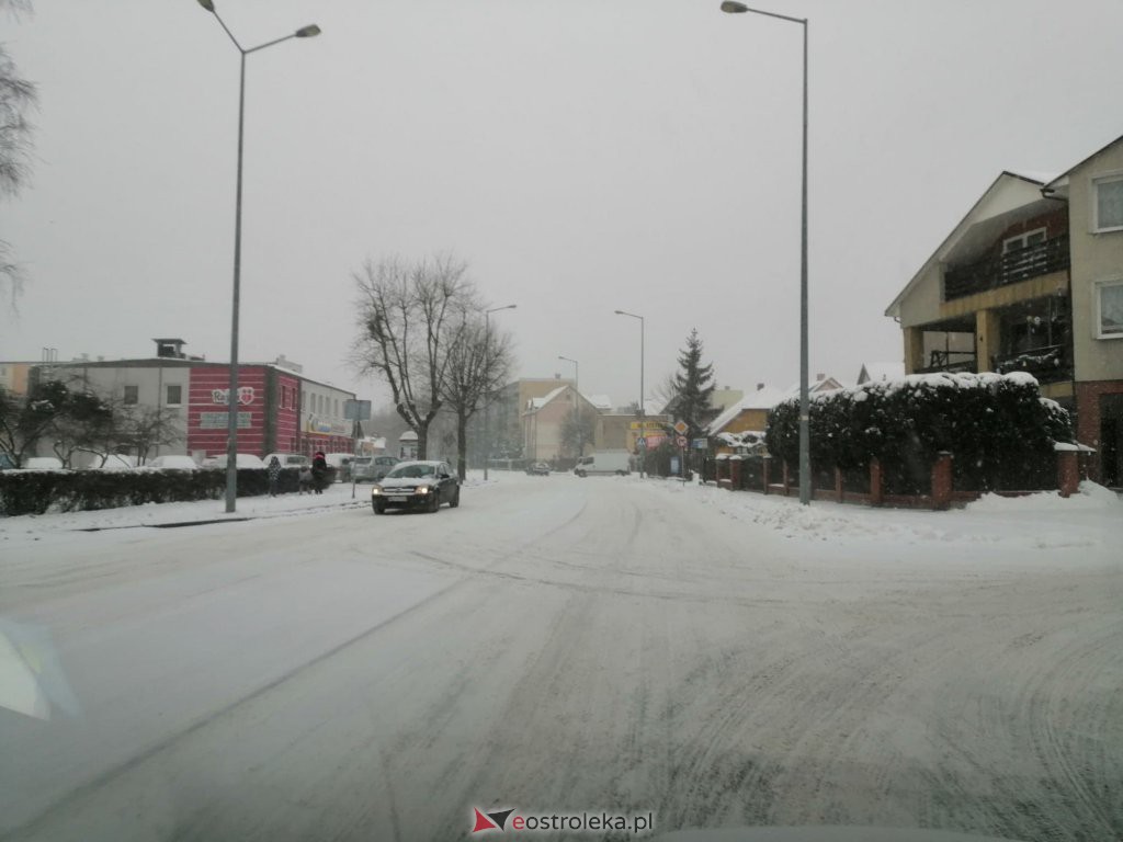 Ostrołęka przykryta białym puchem. Fatalne warunki drogowe [16.01.2021] - zdjęcie #30 - eOstroleka.pl