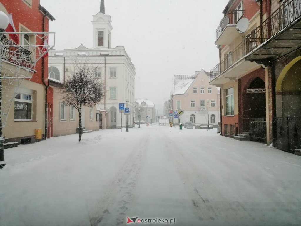Ostrołęka przykryta białym puchem. Fatalne warunki drogowe [16.01.2021] - zdjęcie #31 - eOstroleka.pl