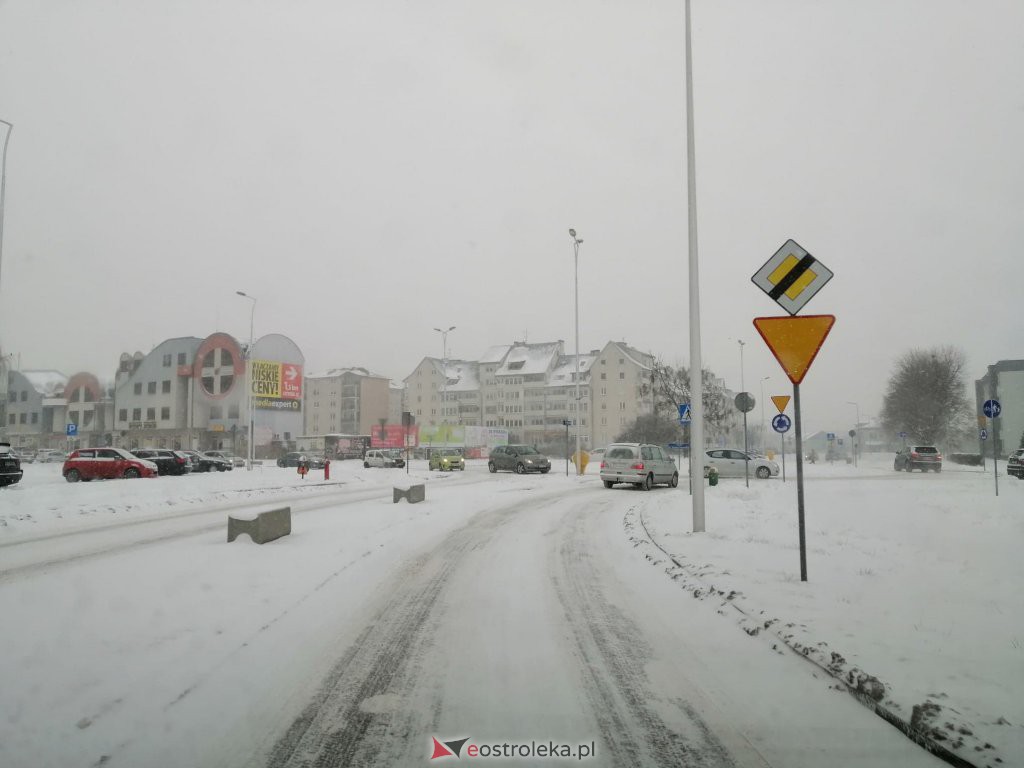 Ostrołęka przykryta białym puchem. Fatalne warunki drogowe [16.01.2021] - zdjęcie #32 - eOstroleka.pl