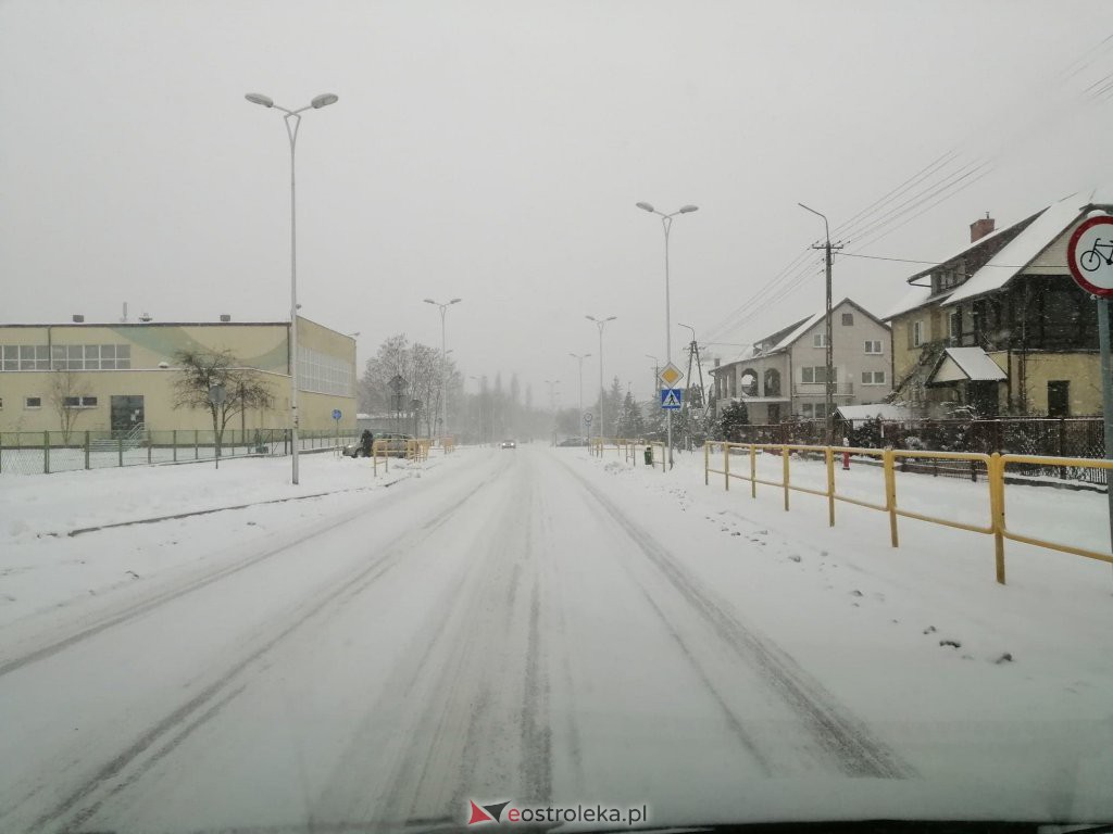 Ostrołęka przykryta białym puchem. Fatalne warunki drogowe [16.01.2021] - zdjęcie #33 - eOstroleka.pl