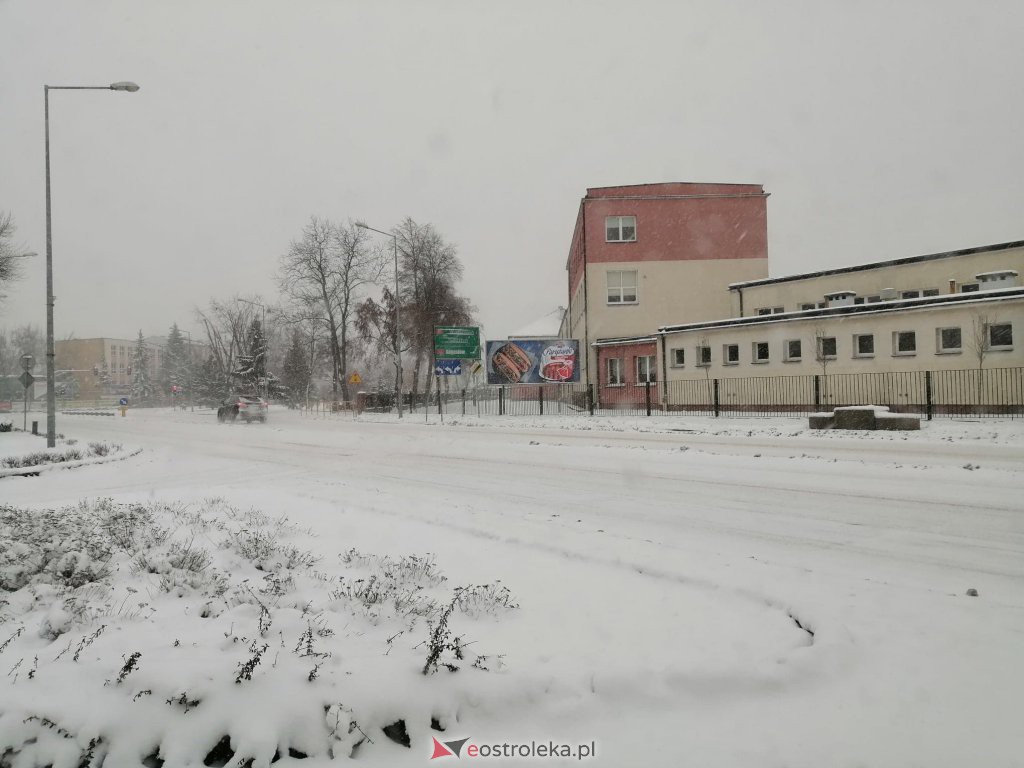 Ostrołęka przykryta białym puchem. Fatalne warunki drogowe [16.01.2021] - zdjęcie #34 - eOstroleka.pl