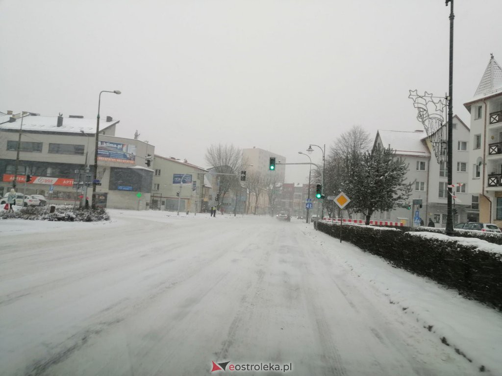 Ostrołęka przykryta białym puchem. Fatalne warunki drogowe [16.01.2021] - zdjęcie #35 - eOstroleka.pl