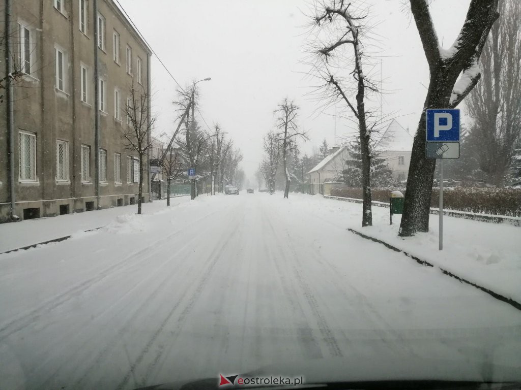 Ostrołęka przykryta białym puchem. Fatalne warunki drogowe [16.01.2021] - zdjęcie #36 - eOstroleka.pl