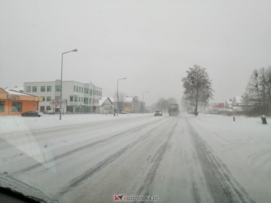 Ostrołęka przykryta białym puchem. Fatalne warunki drogowe [16.01.2021] - zdjęcie #37 - eOstroleka.pl