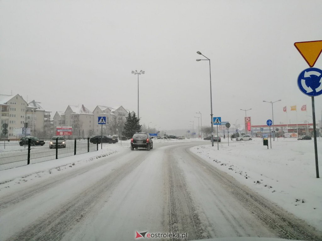 Ostrołęka przykryta białym puchem. Fatalne warunki drogowe [16.01.2021] - zdjęcie #38 - eOstroleka.pl