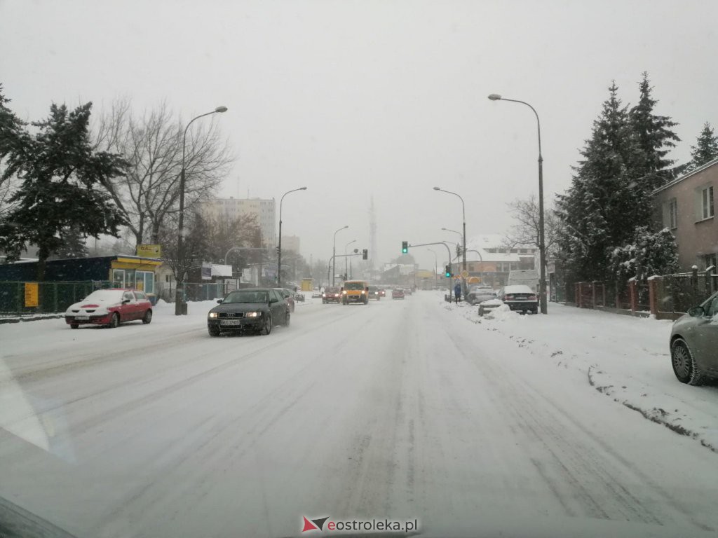 Ostrołęka przykryta białym puchem. Fatalne warunki drogowe [16.01.2021] - zdjęcie #39 - eOstroleka.pl