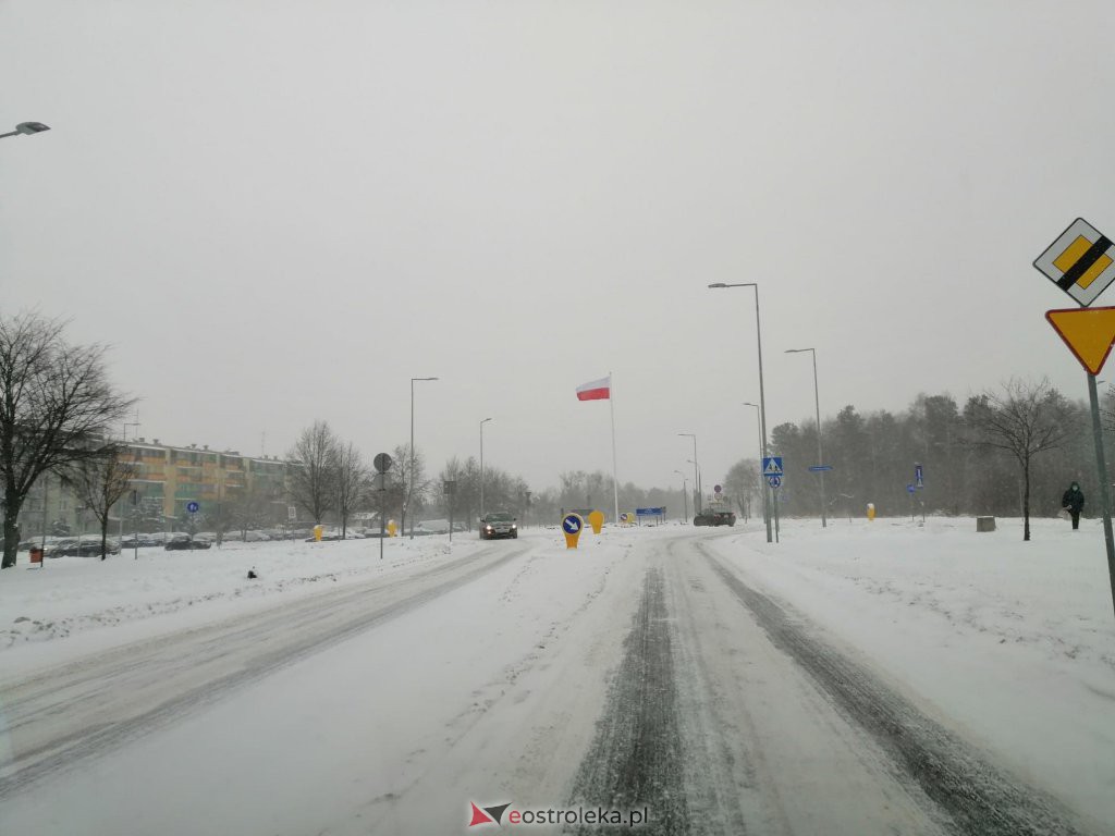 Ostrołęka przykryta białym puchem. Fatalne warunki drogowe [16.01.2021] - zdjęcie #40 - eOstroleka.pl