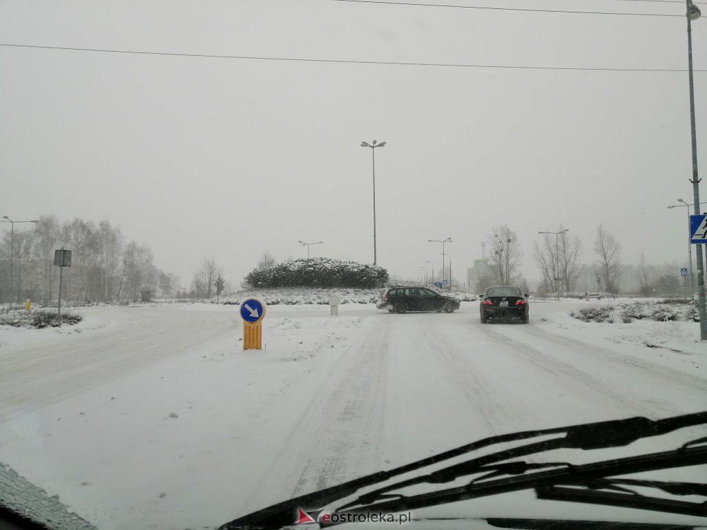 Ostrołęka przykryta białym puchem. Fatalne warunki drogowe [16.01.2021] - zdjęcie #41 - eOstroleka.pl
