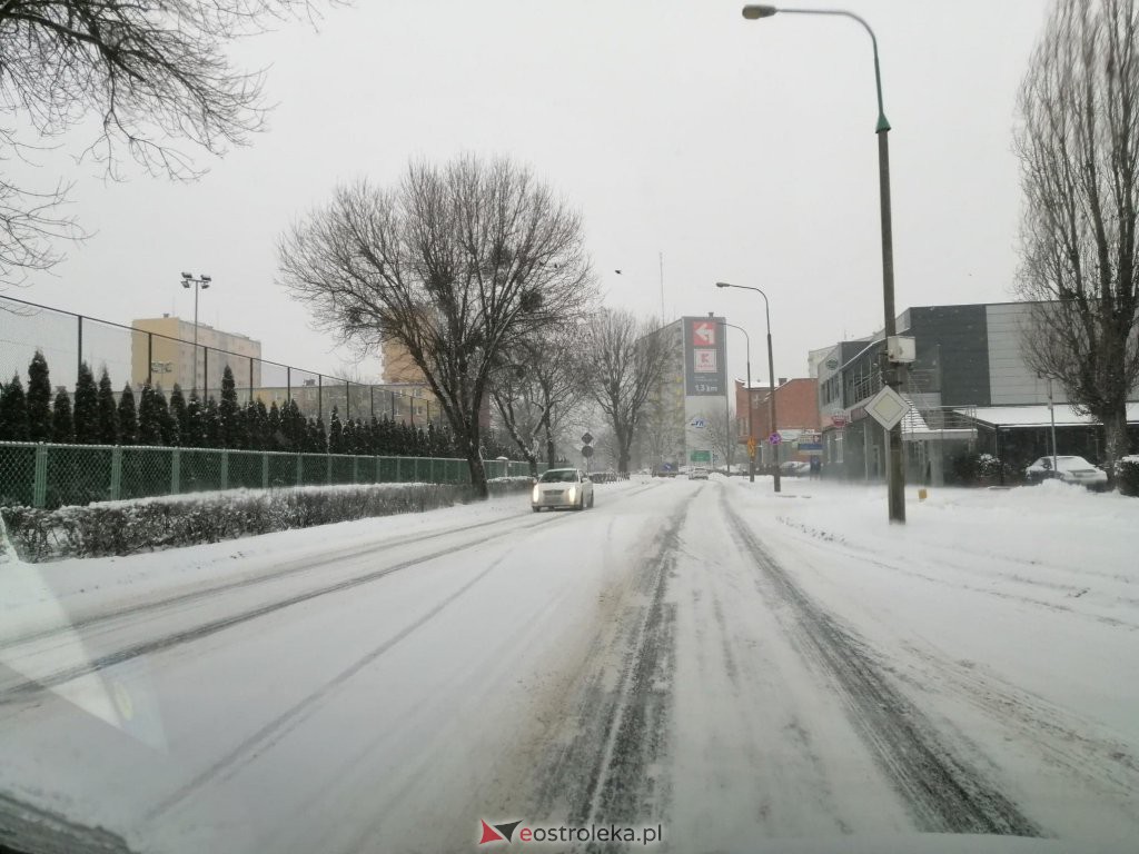 Ostrołęka przykryta białym puchem. Fatalne warunki drogowe [16.01.2021] - zdjęcie #42 - eOstroleka.pl