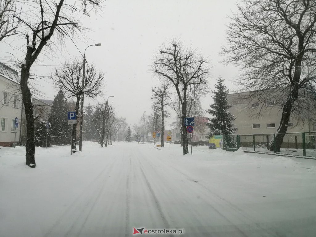 Ostrołęka przykryta białym puchem. Fatalne warunki drogowe [16.01.2021] - zdjęcie #43 - eOstroleka.pl