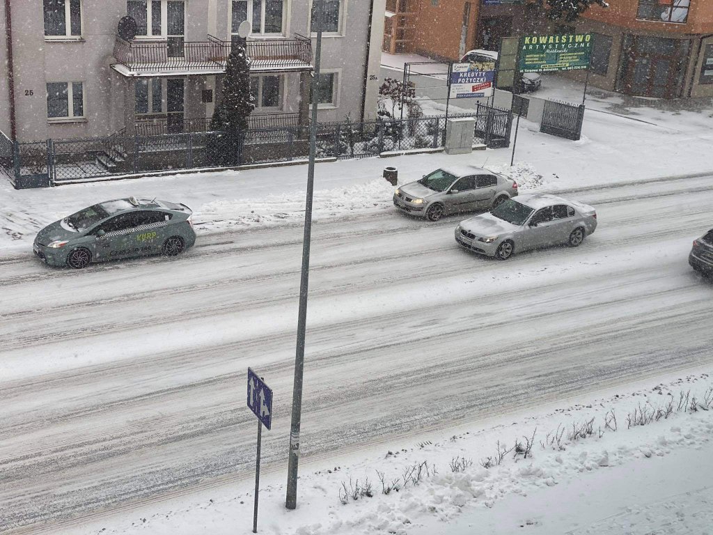 Ostrołęka przykryta białym puchem. Fatalne warunki drogowe [16.01.2021] - zdjęcie #45 - eOstroleka.pl