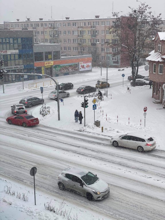 Ostrołęka przykryta białym puchem. Fatalne warunki drogowe [16.01.2021] - zdjęcie #46 - eOstroleka.pl