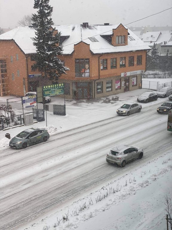 Ostrołęka przykryta białym puchem. Fatalne warunki drogowe [16.01.2021] - zdjęcie #44 - eOstroleka.pl