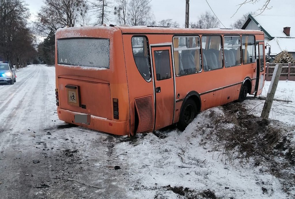 Zderzenie osobówki ze szkolnym autobusem [29.01.2021] - zdjęcie #1 - eOstroleka.pl