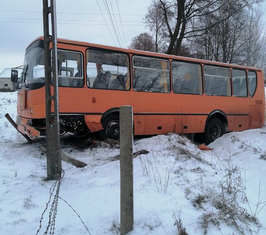 Zderzenie osobówki ze szkolnym autobusem [29.01.2021] - zdjęcie #2 - eOstroleka.pl