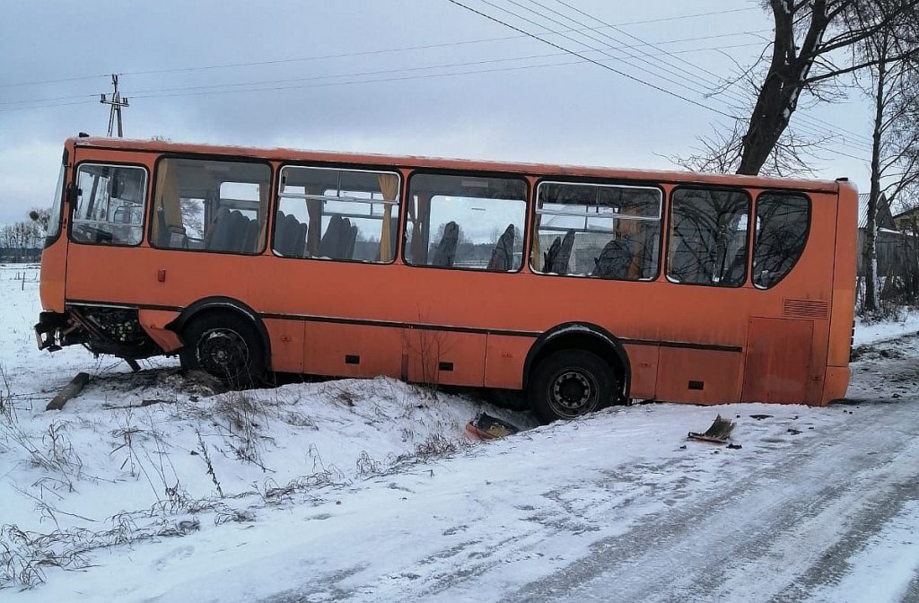 Zderzenie osobówki ze szkolnym autobusem [29.01.2021] - zdjęcie #3 - eOstroleka.pl