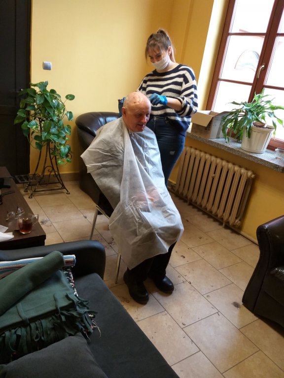 Dzienny Dom „Senior+” w Ostrołęce. seniorzy skorzystali z bezpłatnych usług kosmetycznych i fryzjerskich - zdjęcie #6 - eOstroleka.pl
