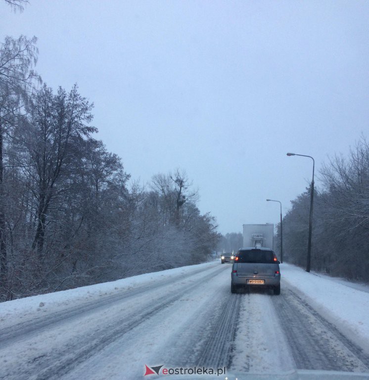 Drogowy armagedon w regionie. Jest bardzo ślisko i niebezpiecznie [04.02.2021] - zdjęcie #18 - eOstroleka.pl