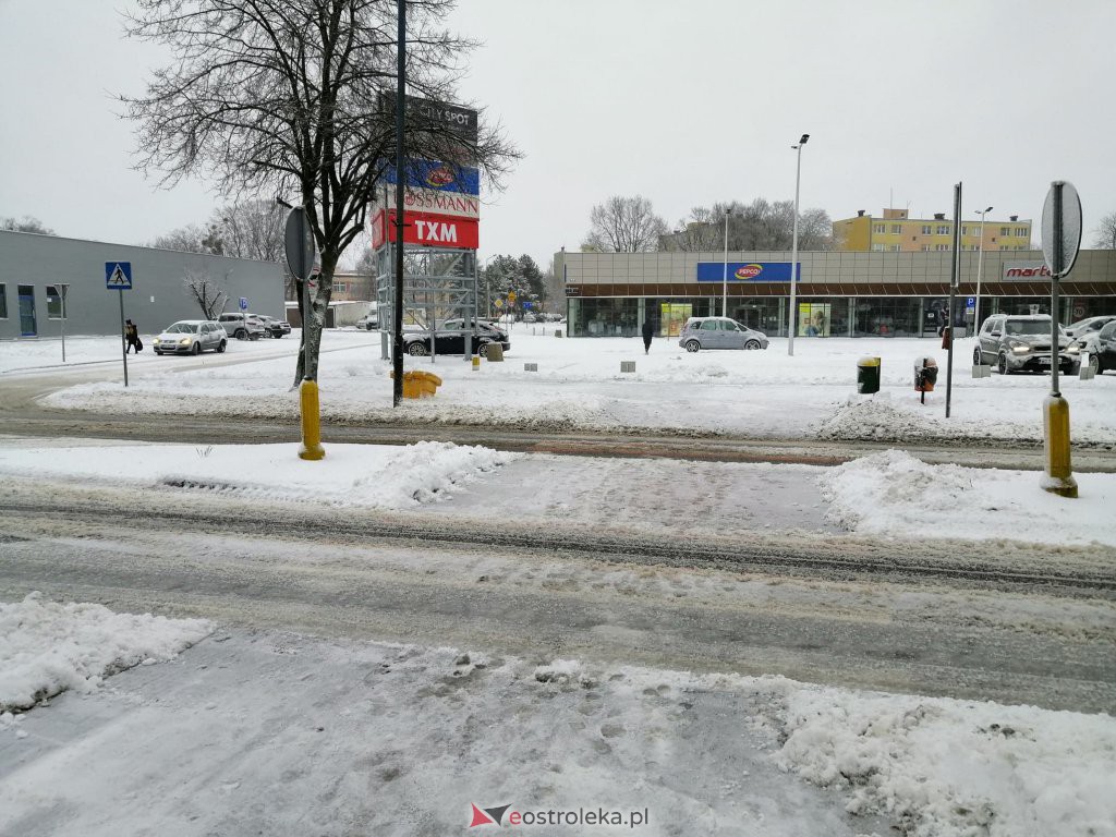 Drogowy armagedon w regionie. Jest bardzo ślisko i niebezpiecznie [04.02.2021] - zdjęcie #16 - eOstroleka.pl