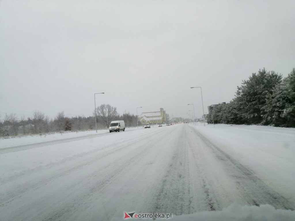 Drogowy armagedon w regionie. Jest bardzo ślisko i niebezpiecznie [04.02.2021] - zdjęcie #12 - eOstroleka.pl