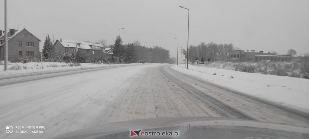 Drogowy armagedon w regionie. Jest bardzo ślisko i niebezpiecznie [04.02.2021] - zdjęcie #5 - eOstroleka.pl
